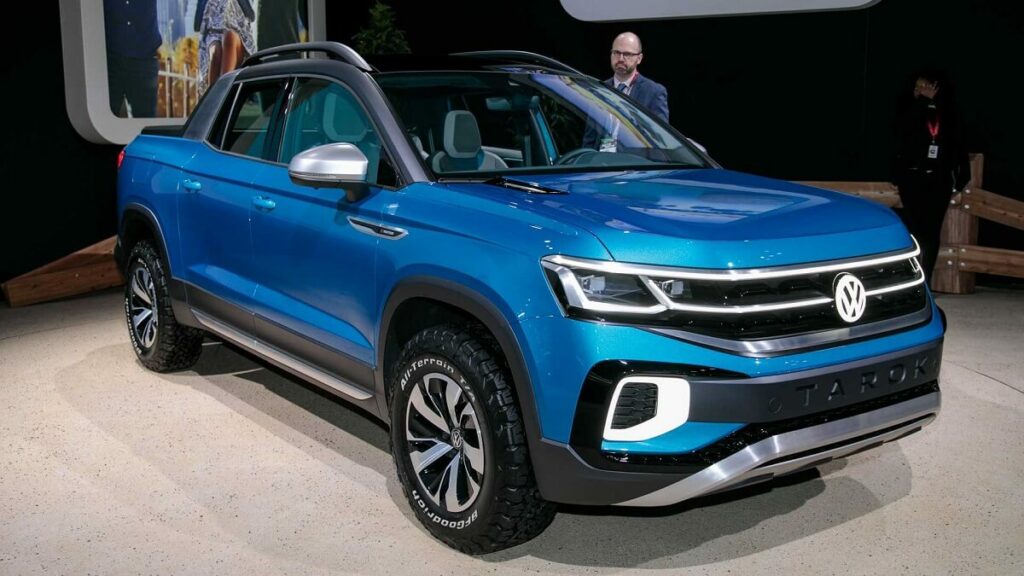 Foto frontal de uma Tarok 2023 azul em uma garagem