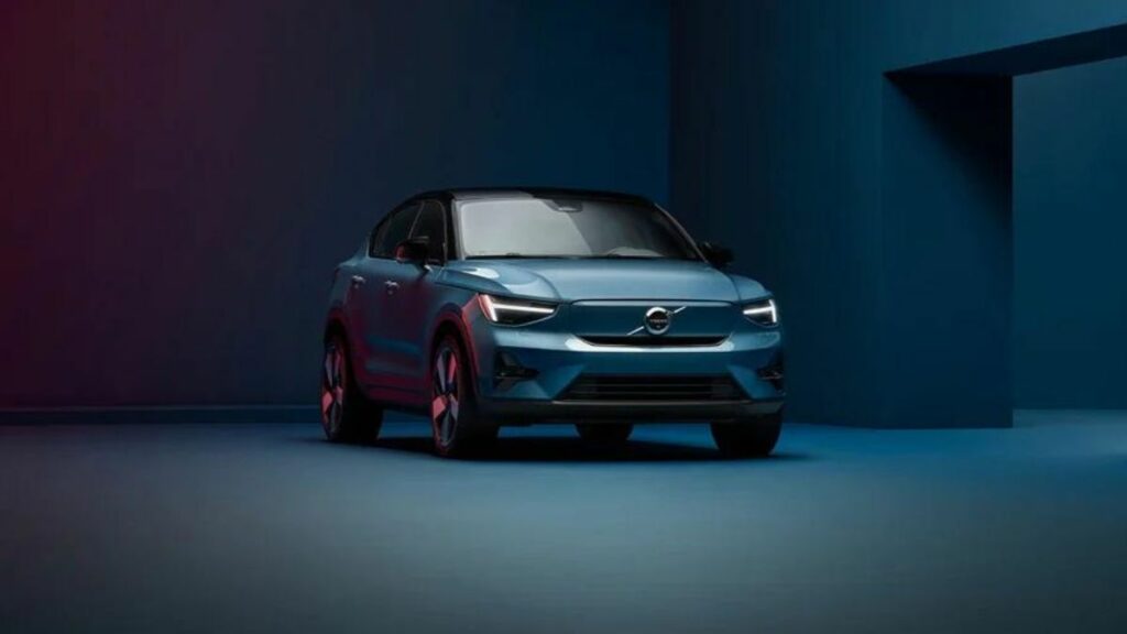 Volvo C40 azul, de frente.