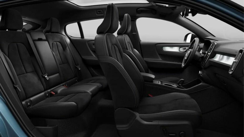 Bancos pretos do Volvo C40 2023.