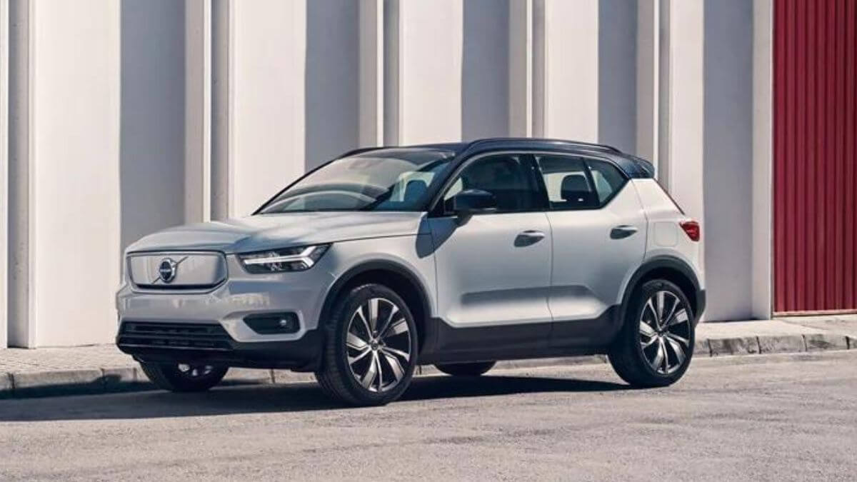 Volvo XC40 2023 branco, parado. elétrico