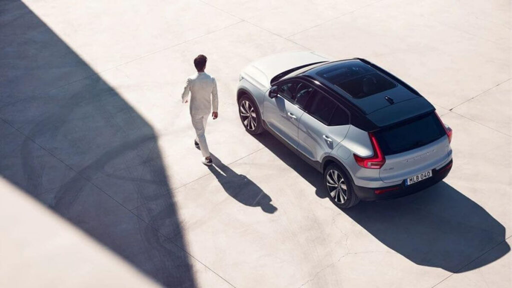 Homem ao lado do Volvo XC40 2023.