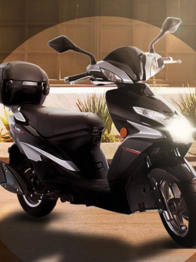 Haojue VR 150 preta, parada.