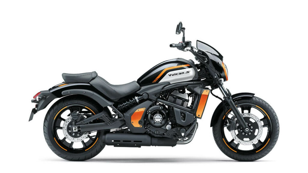 Vulcan S Cafe, moto preta, com detalhes em laranja.