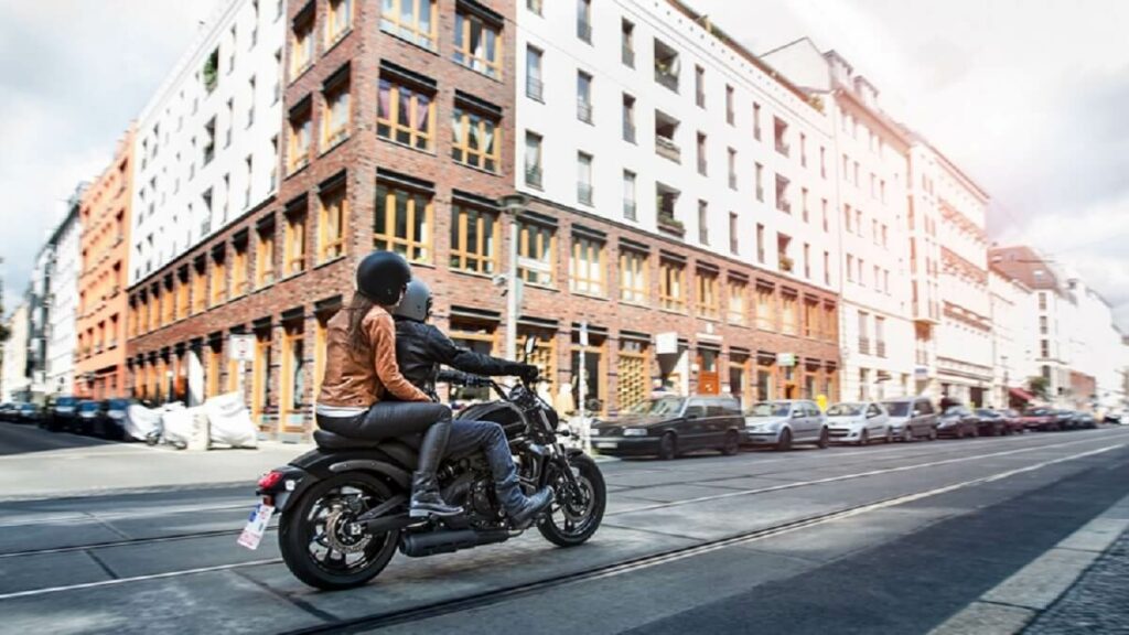 Vulcan S andando dentro da cidade.