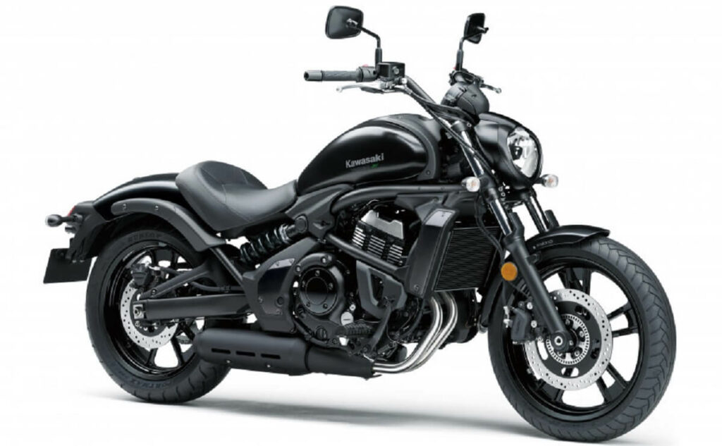 Vulcan S 650 2023, preta em diagonal.