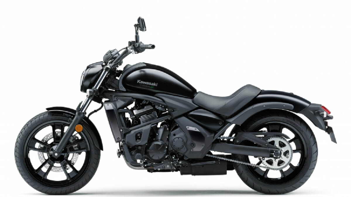 Vulcan S 650 2023 preta, de lado.