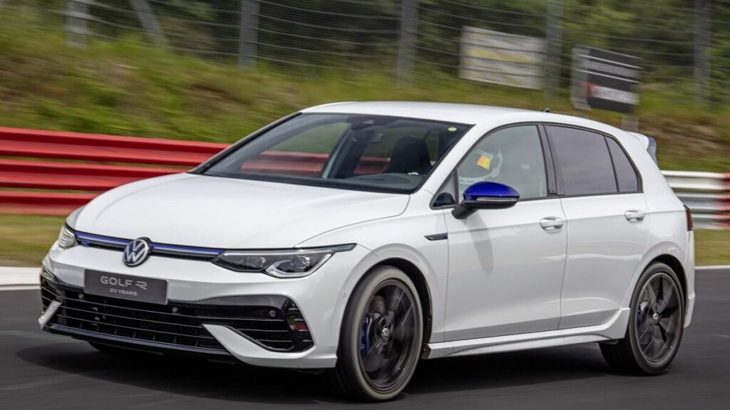 Foto de um VW Golf R 20Y branco em uma pista