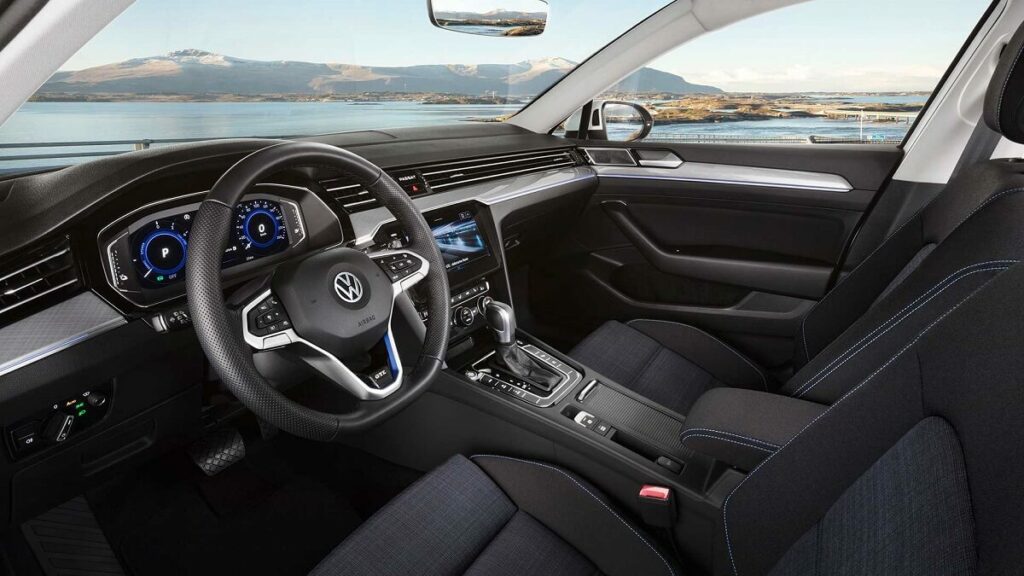 Foto do interior do Volkswagen Passat, todo em couro