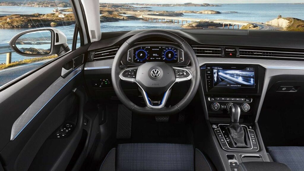 Foto do interior do Passat, a foto mostra o painel e o volante do carro