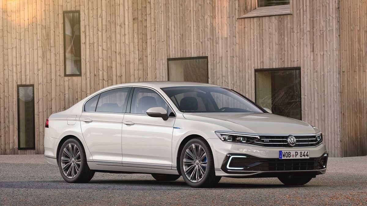 Foto frontal de um VW Passat em 2023 branco