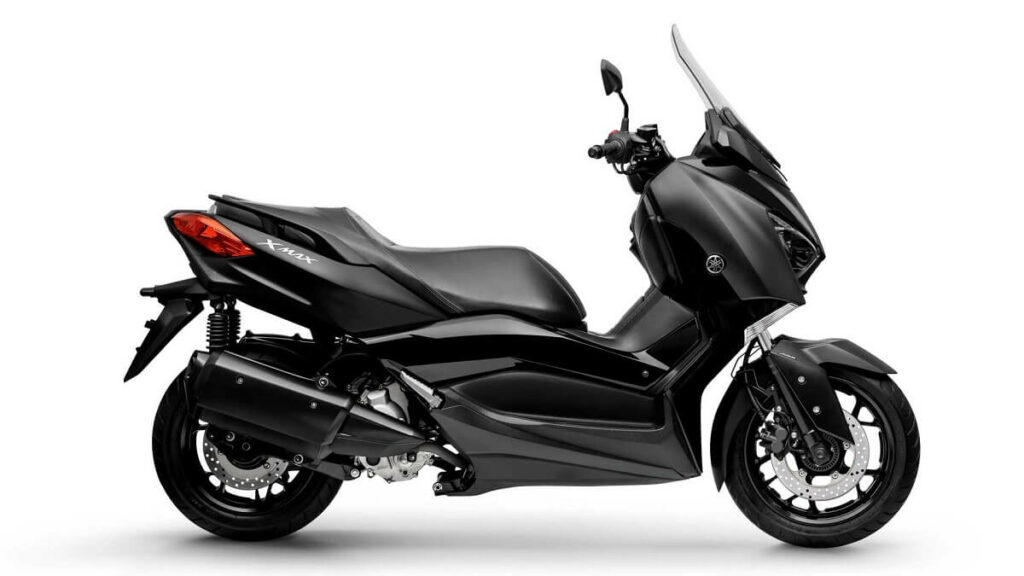 Foto lateral de uma XMAX 250 2023 preta