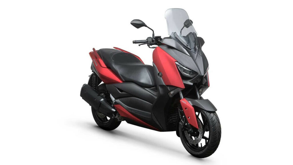 Foto frontal de uma XMAX 250 2023 vermelha uma das motos da Honda