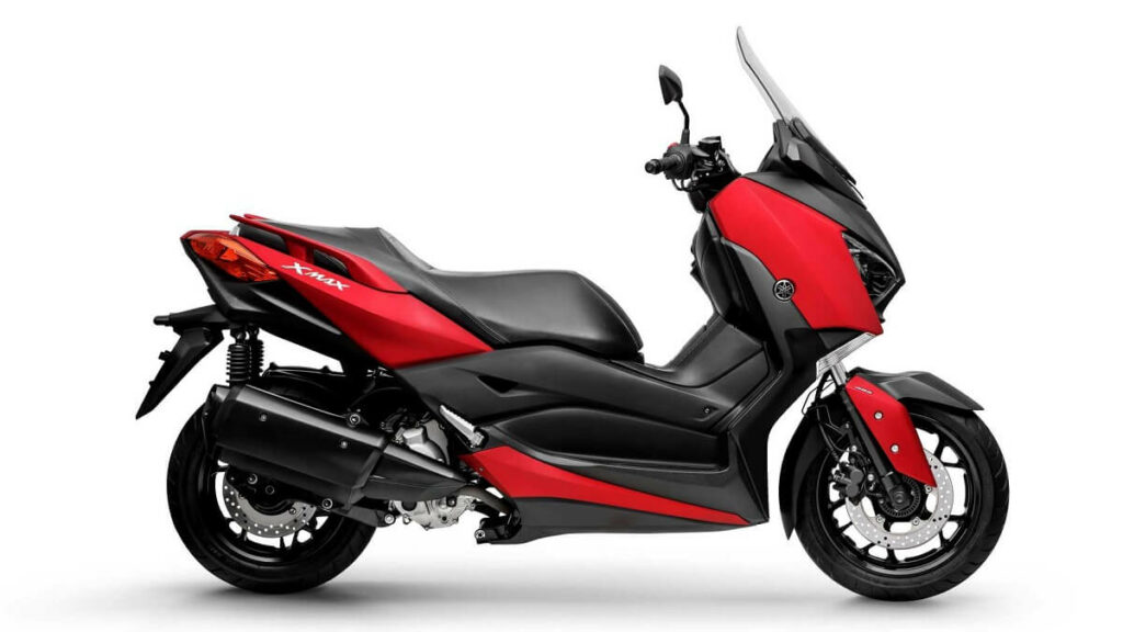 Foto lateral de uma XMAX 250 2023 vermelha