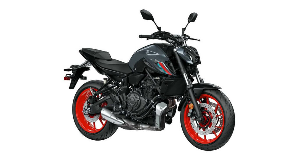 Foto lateral de uma MT-07 2023 na cor Cinza Sólido, a moto conta também com os aros pintados em vermelho