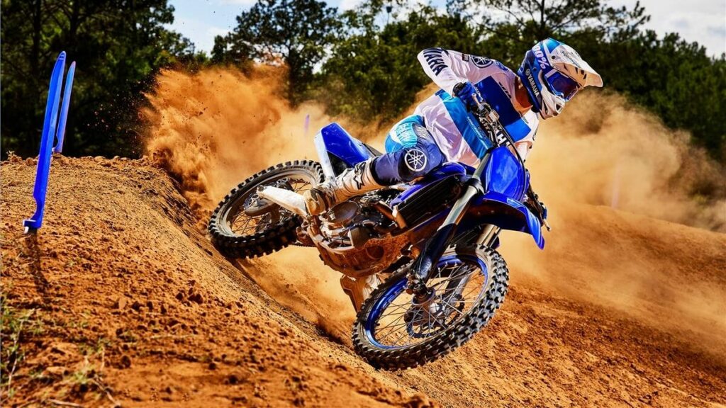 Foto de uma pessoa pilotando uma YZ 450 F 2023 azul em um paredão