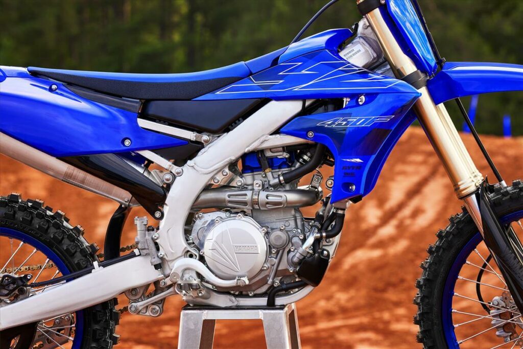 Foto do motor da YZ 450 F 2023 azul