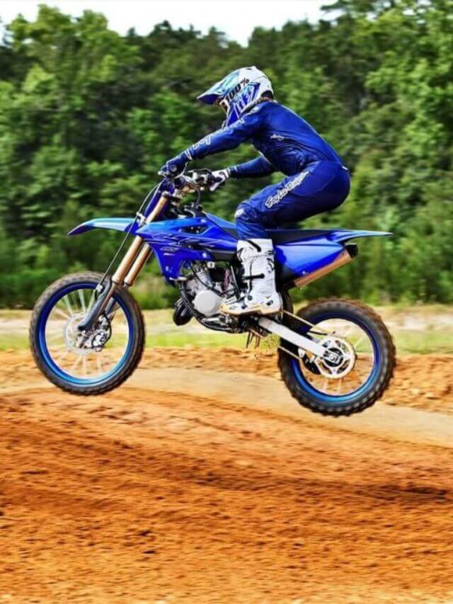 Yamaha YZ 85 LW 2023 no ar.