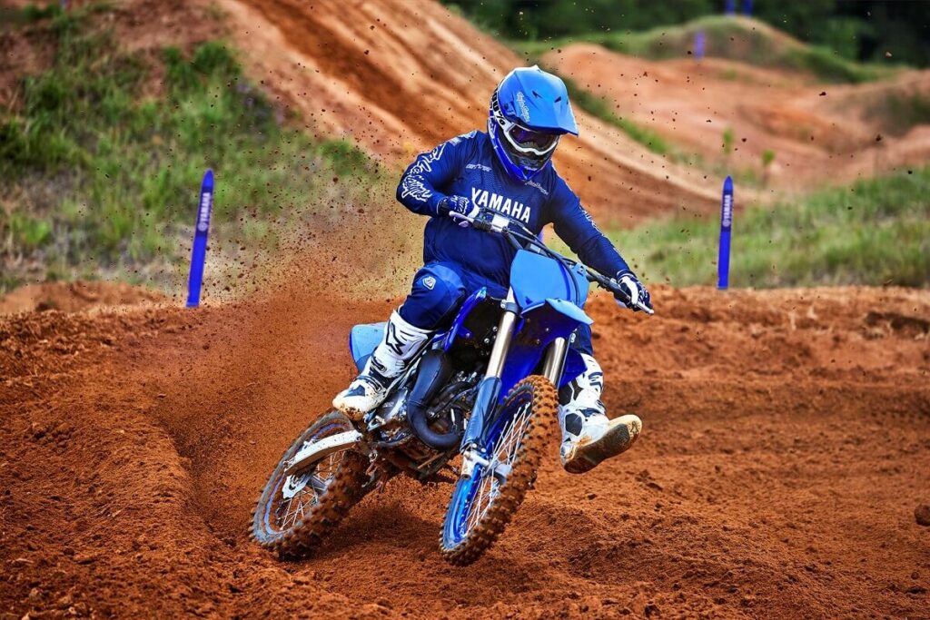 Fot ode uma pessoa andando com uma YZ 85 LW 2023 azul