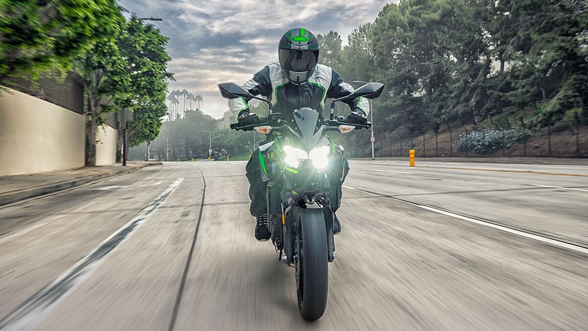 Z400 trafegando pelas ruas.