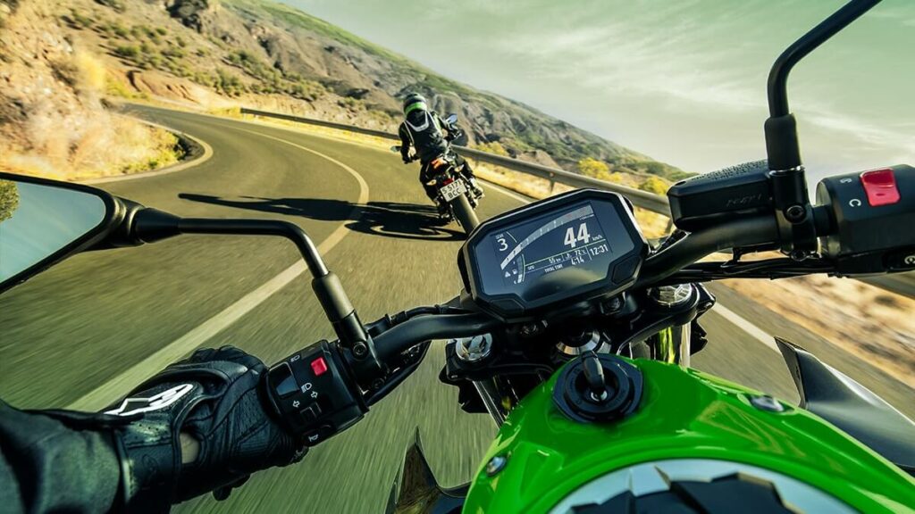 Painel da Z650 em movimento.