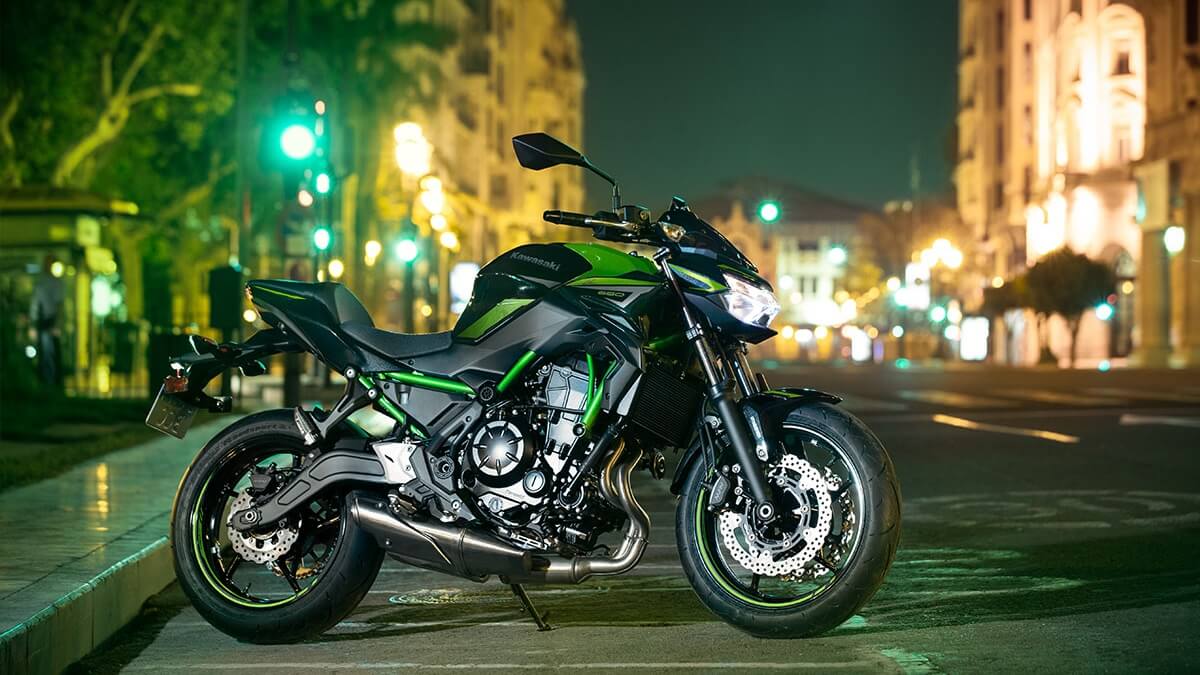 Z650 estacionada na rua.