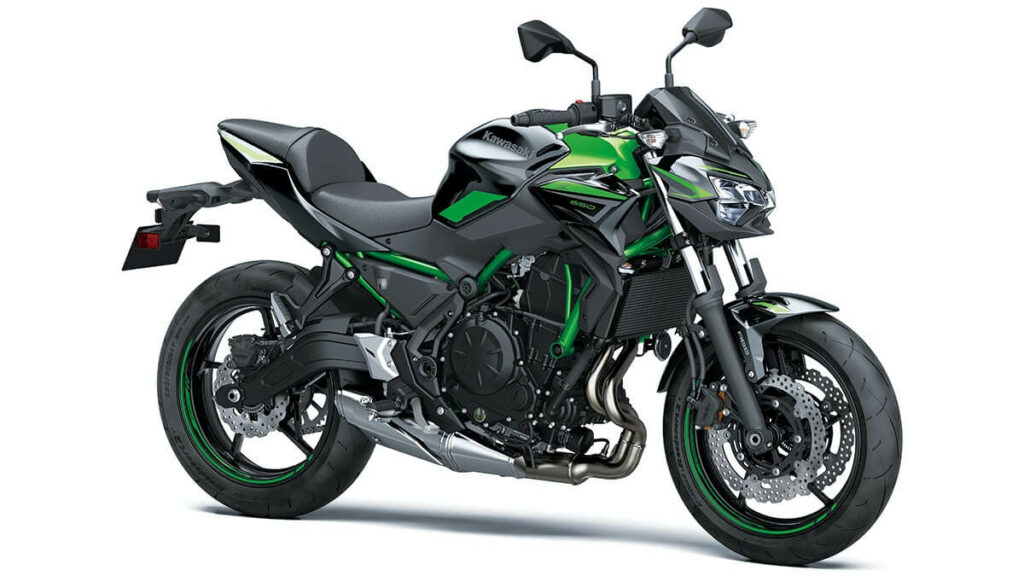 Z650 2023 verde lima, em diagonal.
