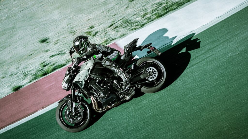 Piloto realizando uma inclinada com a Z900.