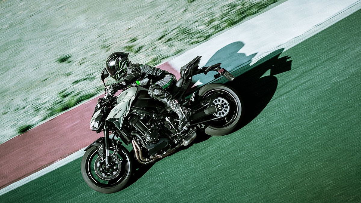 Piloto realizando uma inclinada com a Z900.