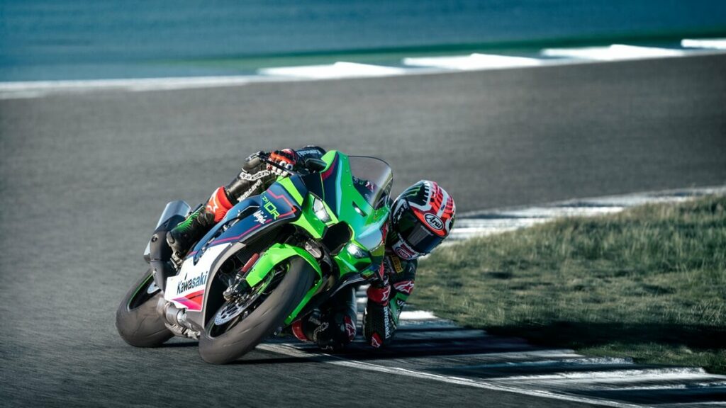 ZX-10 em uma curva inclinada.