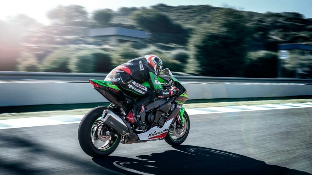Kawasaki ZX-10R 2023 acelerando na pista.