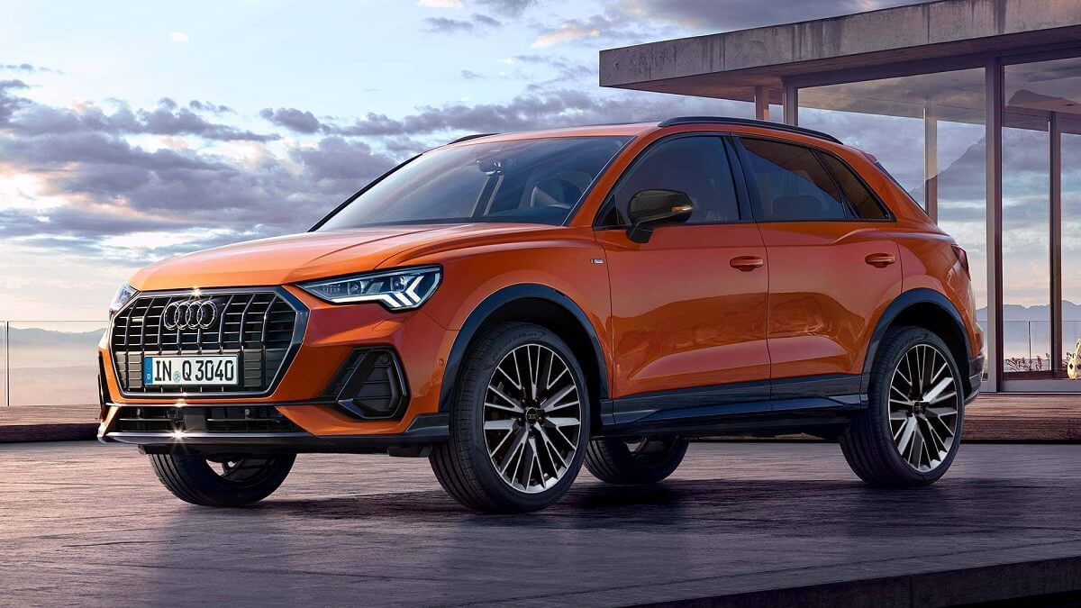 Audi Q3 na cor laranja, em diagonal.