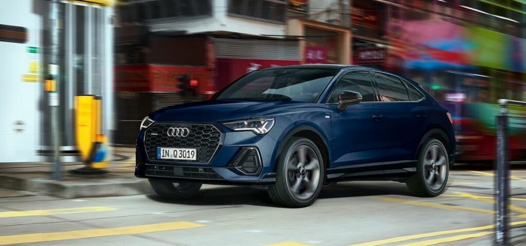 Audi Q3 azul, na versão sportback.