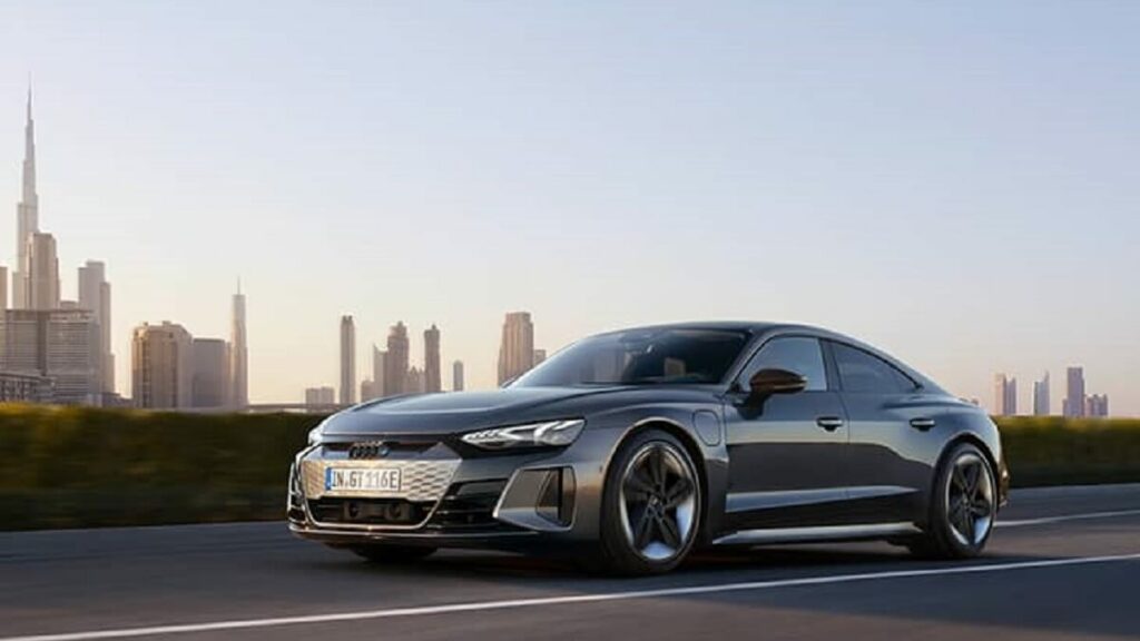 RS E-Tron GT 2023 na estrada.