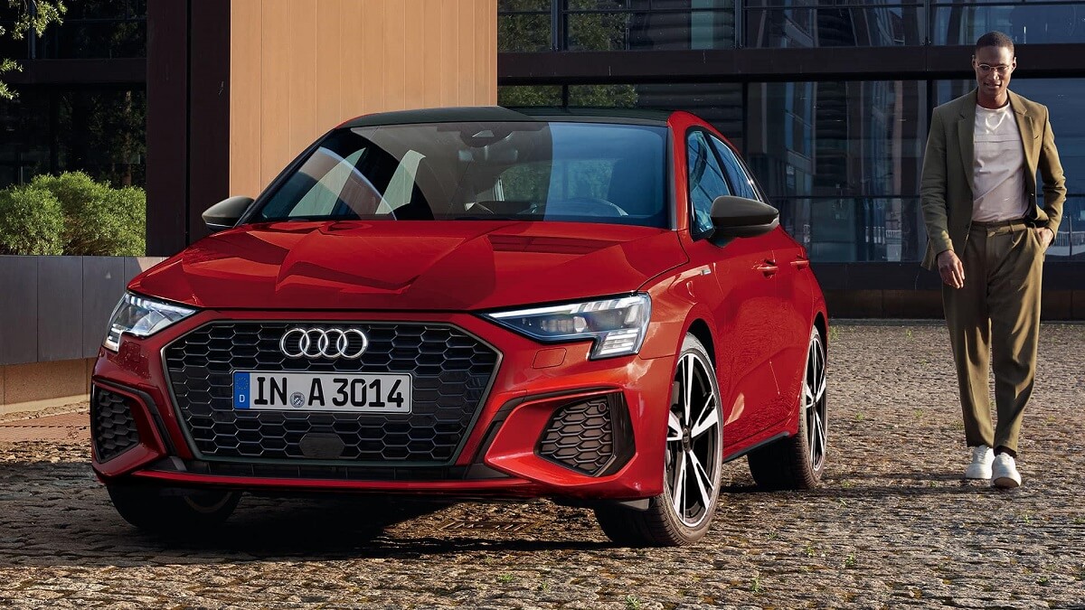 Frente do Audi A3 Sportback, na cor vermelha.