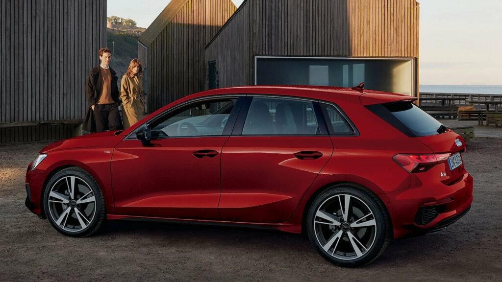 Lateral de um Audi A3 Sportback vermelho.
