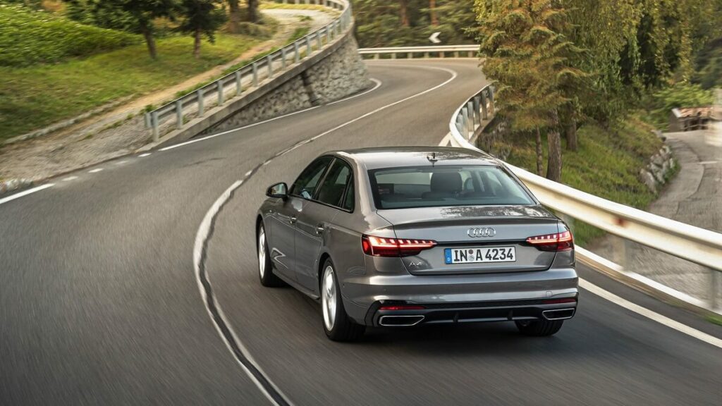 Traseira do Audi A4 2023.