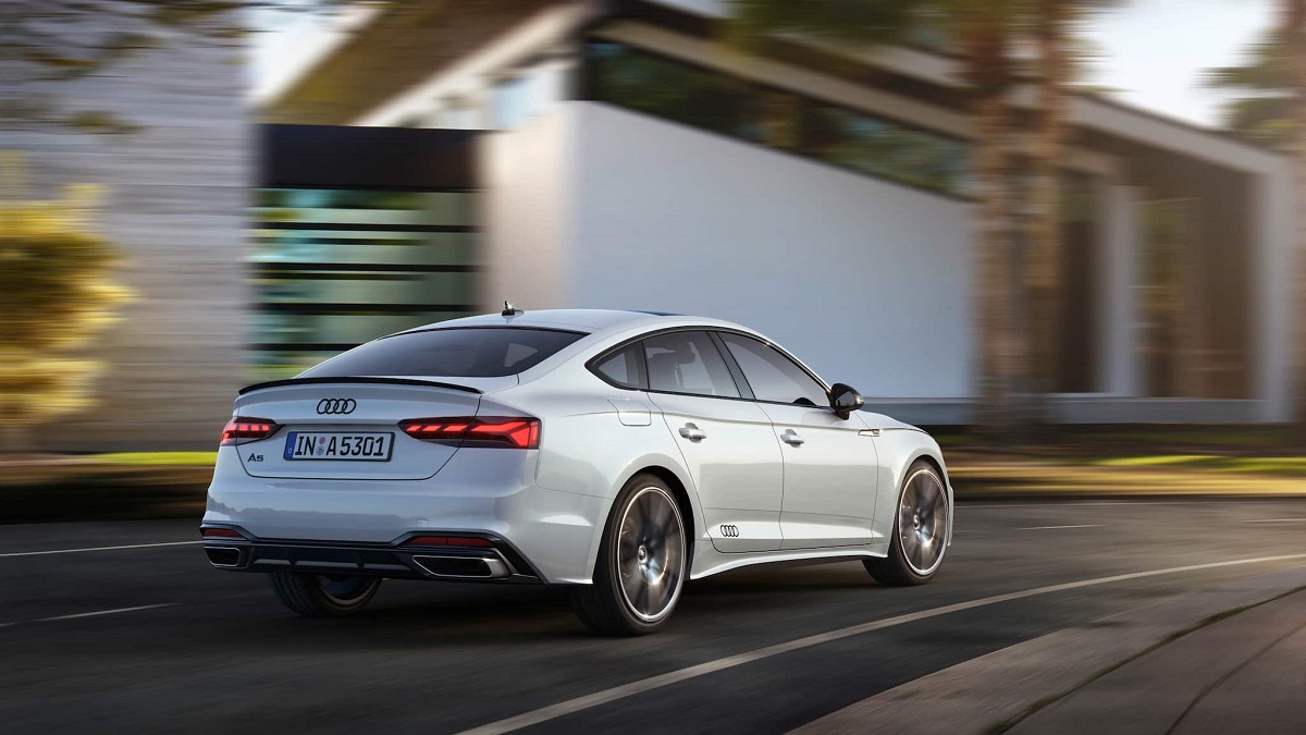 Audi A5 branco, acelerando.