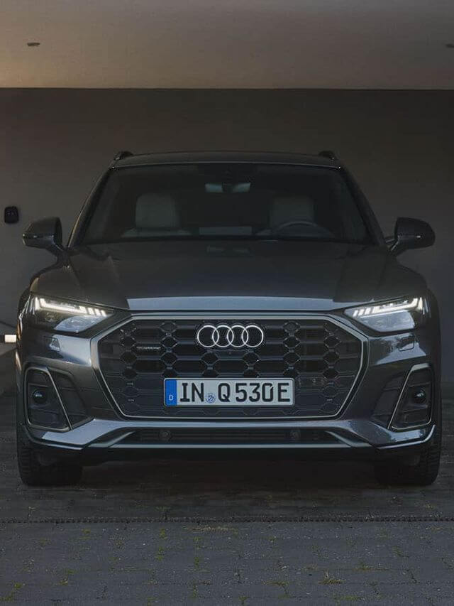 Audi Q5 2023 de frente, na cor cinza.