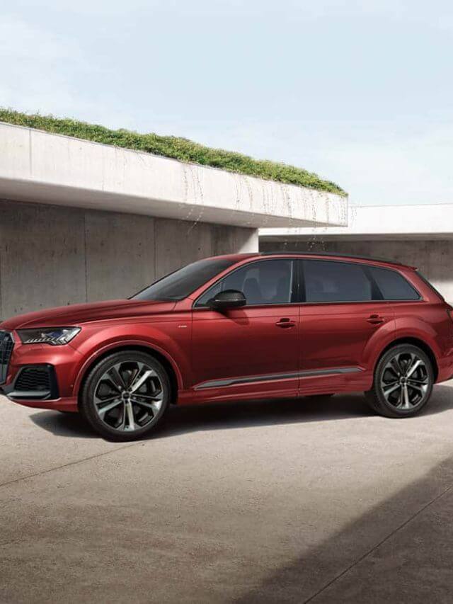 Audi Q7 2023 vermelho, parado diagonalmente.