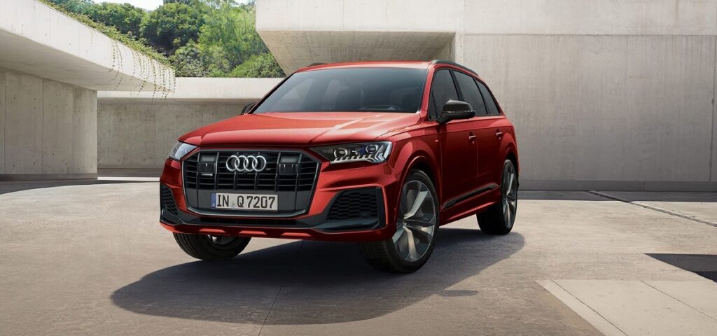 Frente do Audi Q7 2023, na cor vermelha.