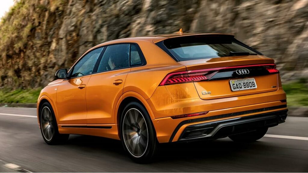 Audi Q8 2023 na estrada.