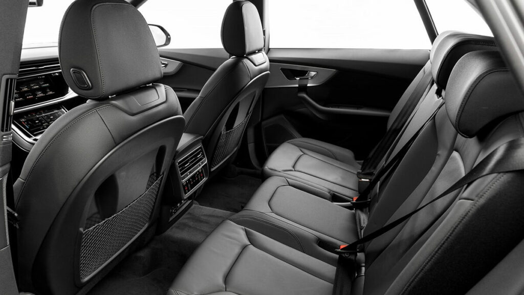 Banco bipartido do Audi Q8 2023.