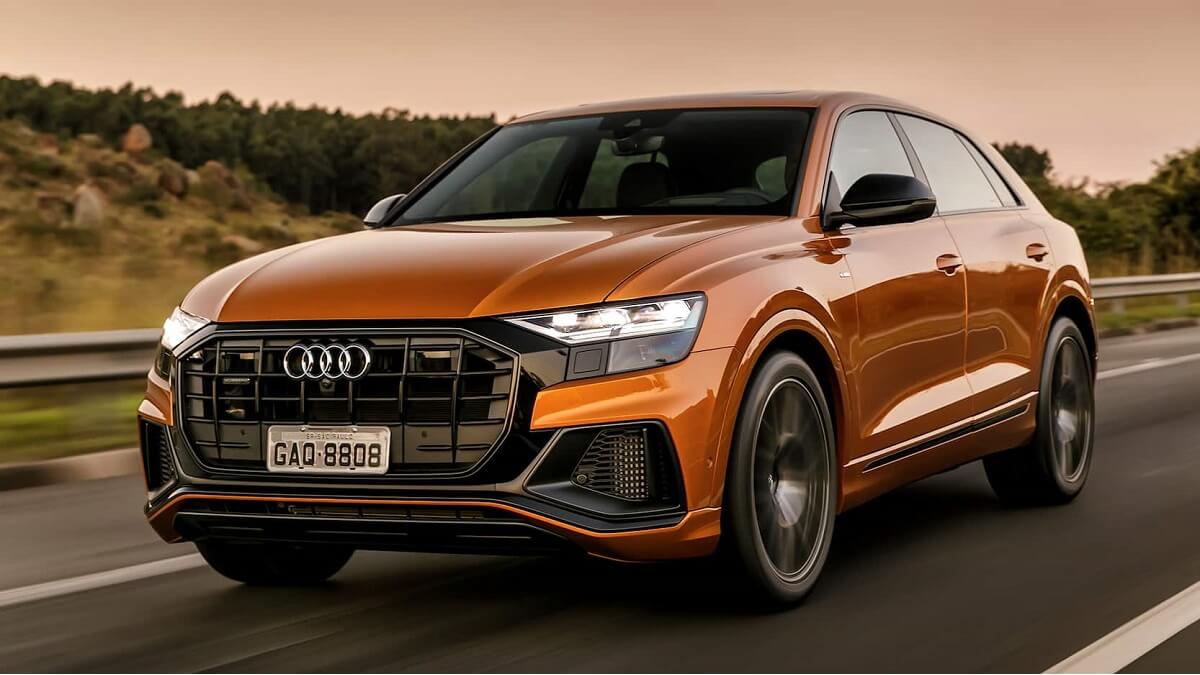 Parte frontal do Audi Q8 2023, na cor laranja.
