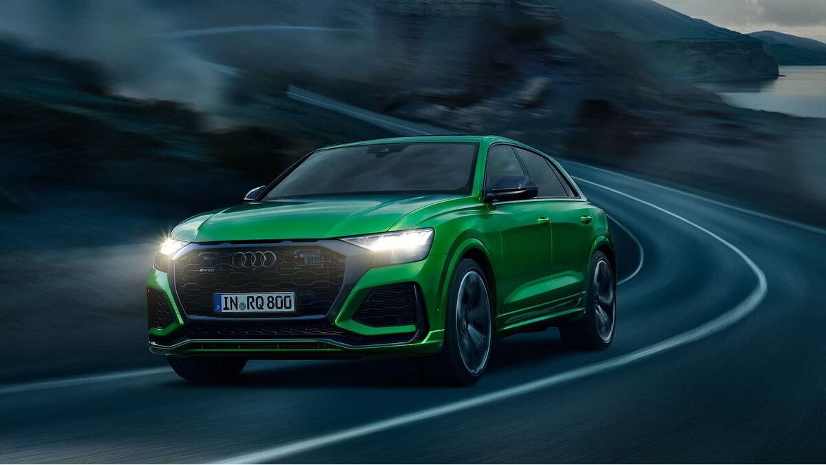 Audi RS Q8 2023 na estrada. Um dos carros da Audi 2023.