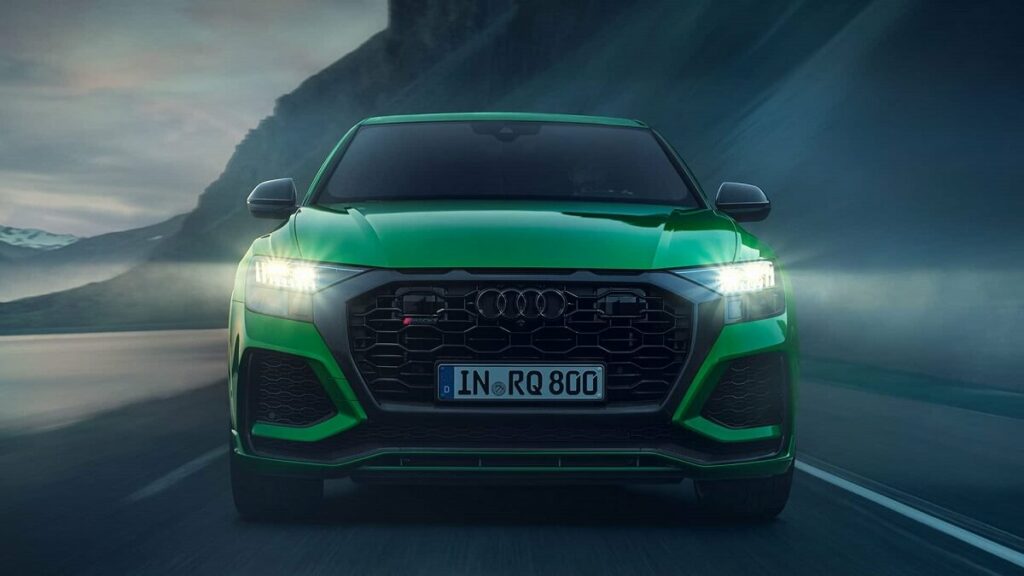 Frente do Audi RS Q8 2023.
