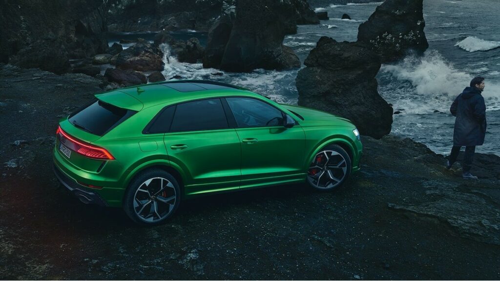 Audi RS Q8 2023 visto de cima, na cor verde.