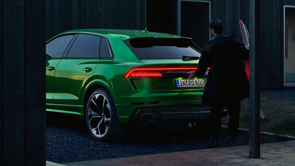 Traseira do Audi RS Q8 2023 na cor verde.
