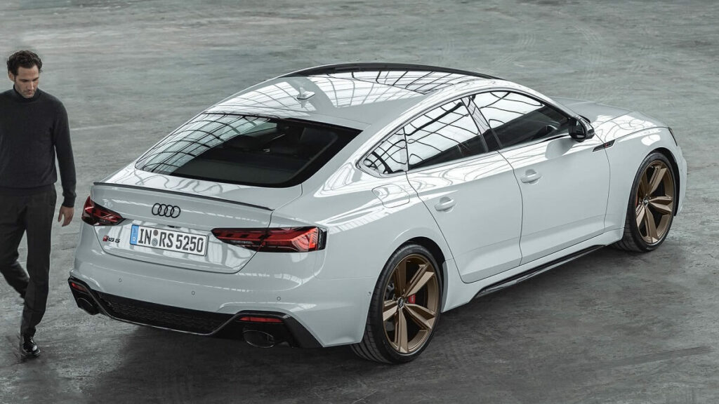 Audi RS5 2023 visto de cima na cor branca.