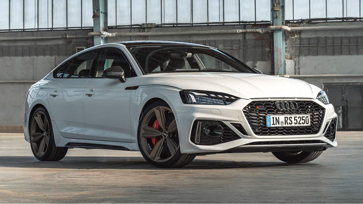 Audi RS5 2023 branco, parado em diagonal.