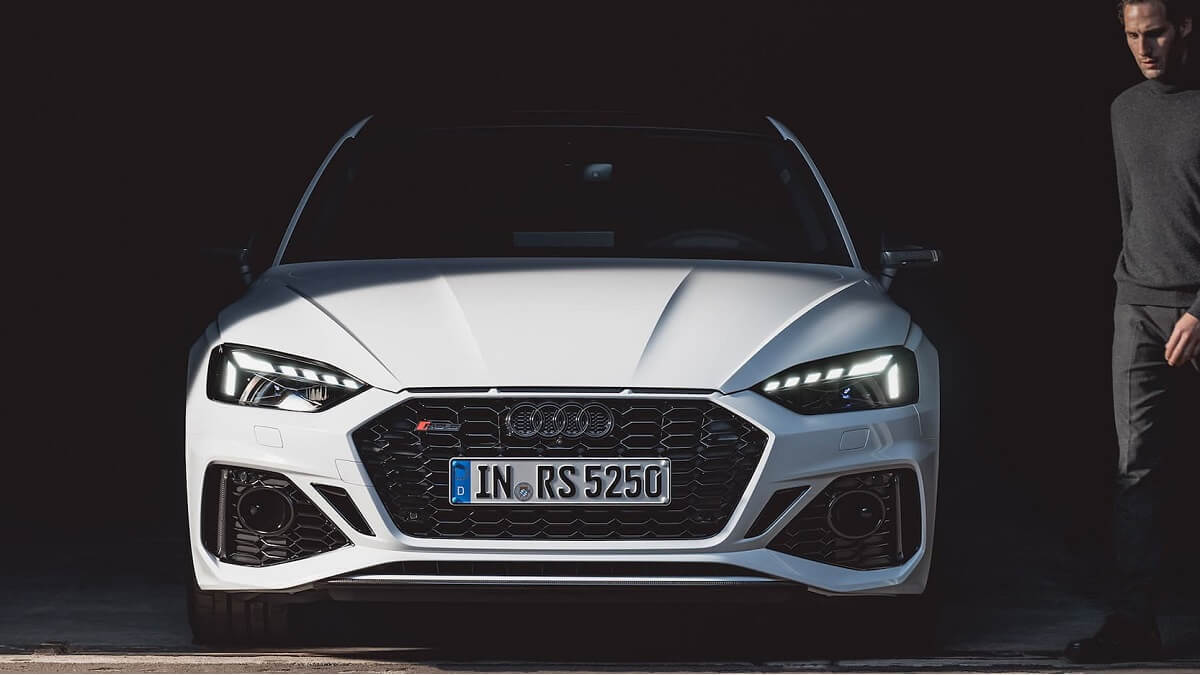 Parte frontal do Audi RS5 2023.